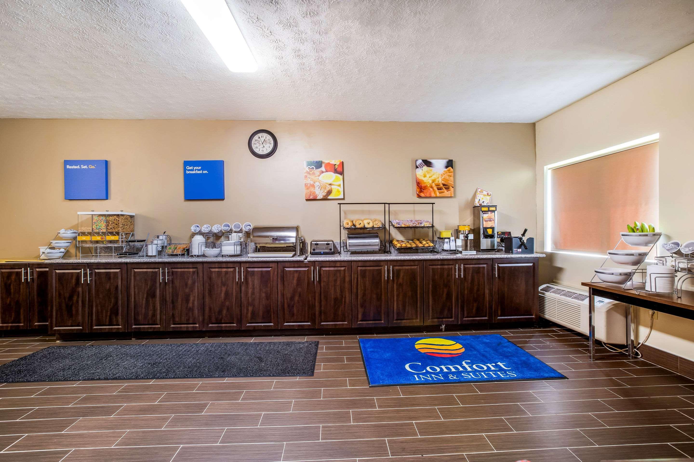 Comfort Inn & Suites Fairborn Near Wright Patterson Afb Bagian luar foto