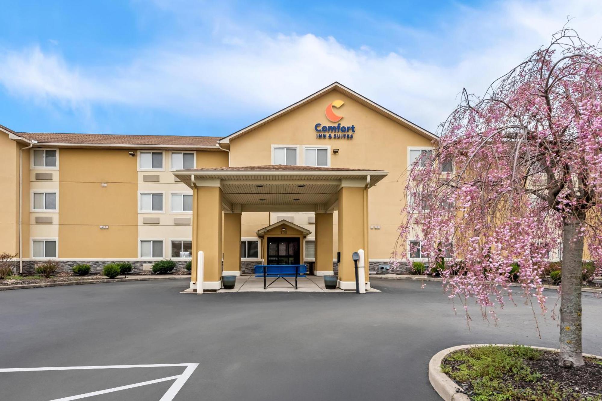 Comfort Inn & Suites Fairborn Near Wright Patterson Afb Bagian luar foto
